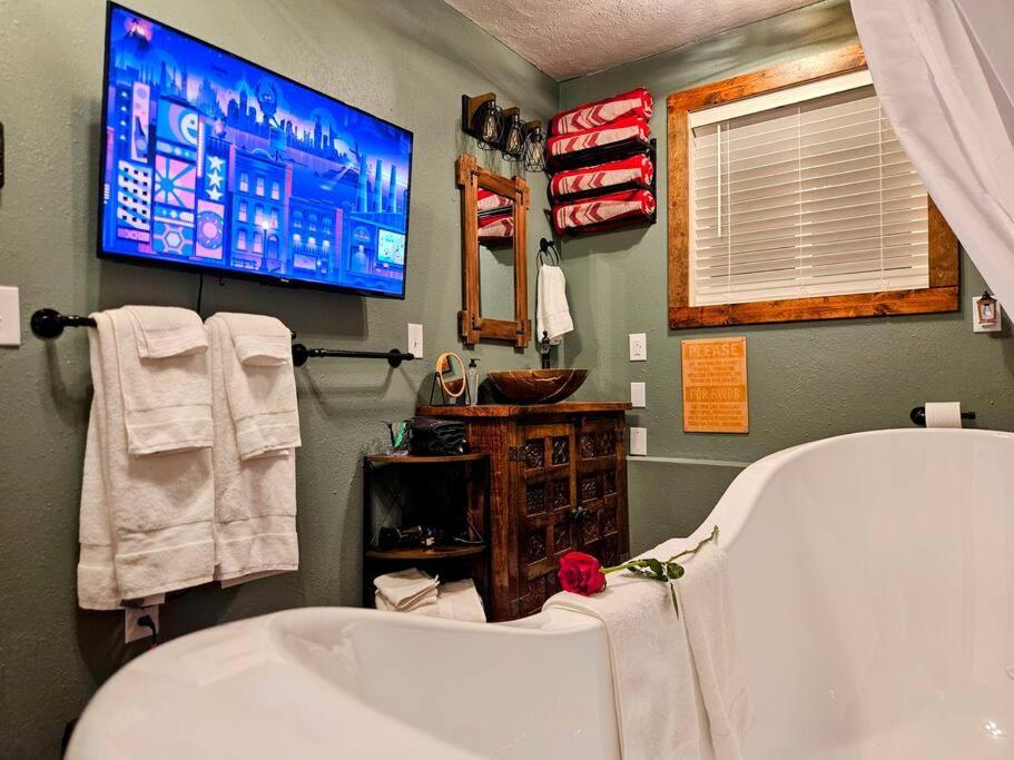 Private Cabin- Breakfast - Double Tub - 75In Tv - Sup - Washer Dryer - Bbq West Point المظهر الخارجي الصورة