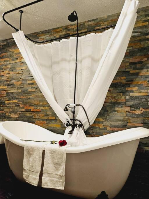 Private Cabin- Breakfast - Double Tub - 75In Tv - Sup - Washer Dryer - Bbq West Point المظهر الخارجي الصورة